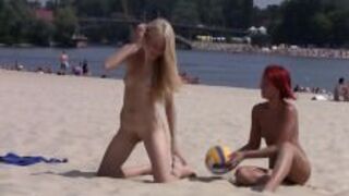 Panny na publicznej plaży 