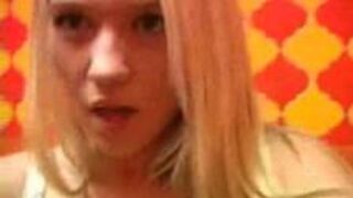 Niezła blondyneczka w toalecie 