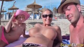 Podrywa dwie niunie na plaży 