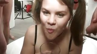 Niesmaowita brunetka lubi konkretne wytryski