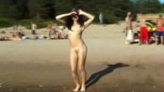 Laska robi show na plaży 