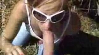 Blondi w okularach ssie kutasa