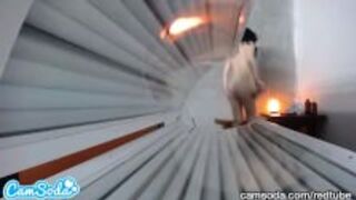 Latynoska pieści swoją cipkę na solarium