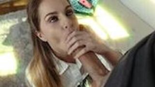 Lasezka dostaje z dużej pały w dupala