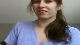 Niezła amatorka ociera się cipką o penisa 