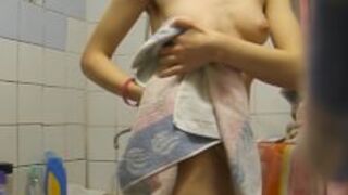 Szczupła laseczka podmywa swoją cipkę