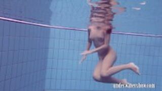 Zdejmuje bikini w basenie