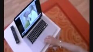 Posuwa napaloną blond laseczkę