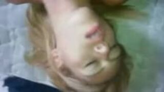 Posuwa cudowną blondyneczkę