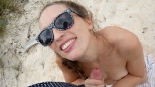 Młoda laska lubi seks nad oceanem