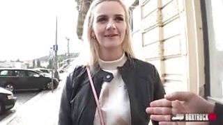 Poderwana blondi rozbiera się za pieniądze