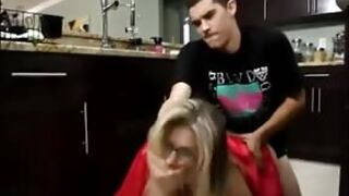 Seks w kuchni z dojrzałą laseczką