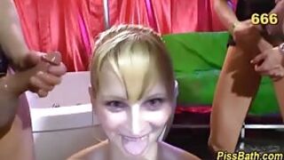 Delektuje się smakiem drinka ze spermy