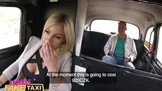 Pani taksówkarz ma ochotę na seks w aucie