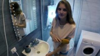 Super seksik z blond kocicą w łazience