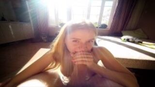 Blond lalunia klęczy i ciągnie penisa