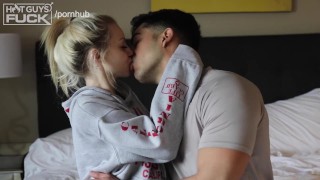 Napalony facet posuwa boską blondynkę