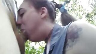 Wpycha penisa w dzióbek niegrzecznej brunetki