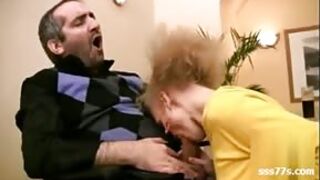 Tatuś posuwa zgrabną blondyneczkę