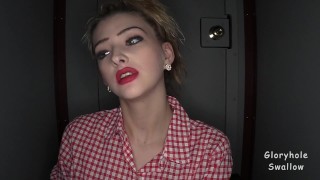 Wesoła blondynka nie wie komu obciąga