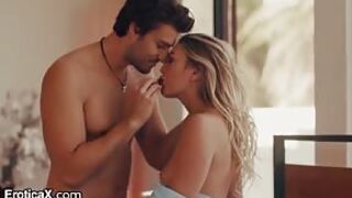 Zmysłowy seks z prześliczną blondyneczką