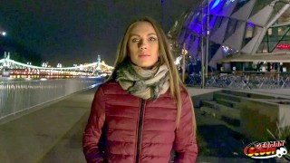 Poderwana laska w białych pończochach