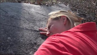 Seks pod gołym niebem z łatwą blondyną