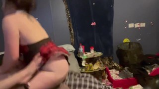 Pijana mamusia w krótkiej spódniczce