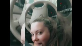 Cycata koleżanka ciągnie fiuta w aucie