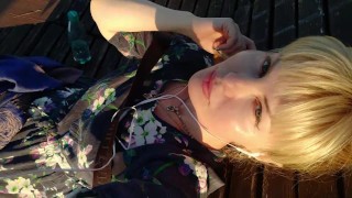 Pieści swą kremową pipkę w plenerze