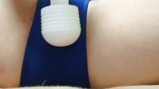 Orientalna laska pieści swą pipkę wibratorem