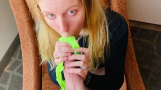Amatorka w czerwonych stringach