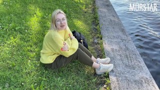 Okularnica ssie fiuta w plenerze