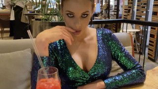 Szybki seks z ostrą suczką restauracji