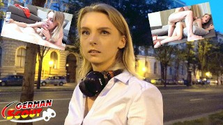 Poderwał i wyruchał blond lalunię na dywanie