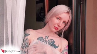 Wytatuowana suczka delektuje się penisem