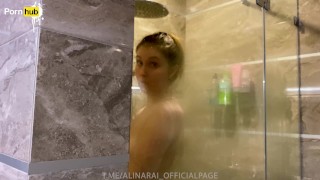 Seks pod natryskiem z nagą laseczką