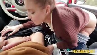 Ładna laseczka robi loda w aucie