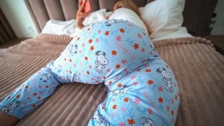 Laska w piżamie uwielbia poranny seks