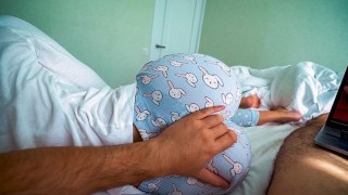 Niunia w piżamce lubi seks o poranku