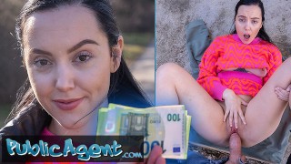 Zapłacił fajnej brunetce za publiczny seks