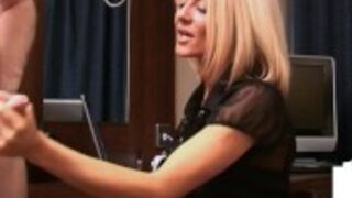 Znakomita blond babeczka trzepie penisa