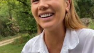 Numerek w aucie z analną blond babeczką