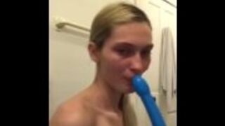 Blond lalunia liże niebieską seks zabawką