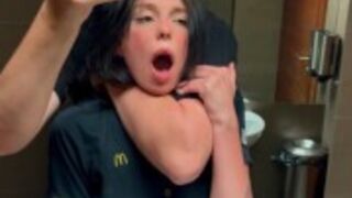 Ryzykowny publiczny seks w toalecie. Pieprzyłem pracowniсe McDonalda za rozlaną fantę! - Eva Soda