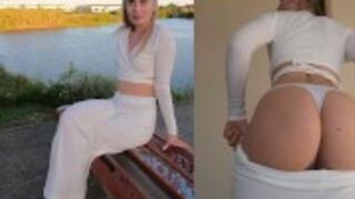 Poderwana blondyna potrząsa dupcią przed facetem