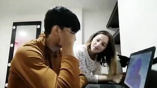 Młoda 18-letnia Para Uzależniona od Seksu Nagrywa Ostre Domowe Porno w HD