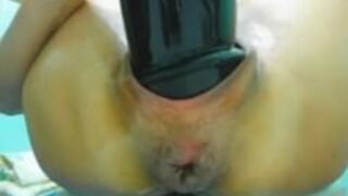Gigantyczne dildo penetruje jej szparkę 