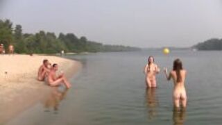 Plaża dla młodych nudystów 