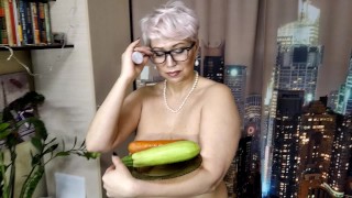 Gruba okularnica masturbuje się warzywami